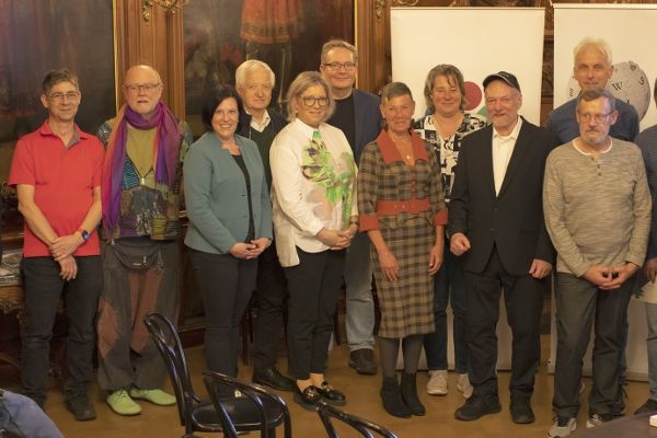 Gruppenfoto der Preisträger:innen der Wikipedia Preisverleihung 2023 im Ahnensaal des Bundesdenkmalamtes